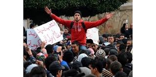 Image de Affaires Etrangères. La jeunesse tunisienne, qui dit être au chômage, a organisé récemment des manifestations pour protester et faire entendre au gouvernement qu’elle a besoin d’un emploi. Plus 37% de la jeunesse tunisienne est au chômage. Une situation qui suscite la colère de la jeunesse qui a l’impression que le gouvernement ne s’intéresse pas à leur problème.