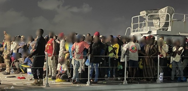 Image de Société. La Marine sénégalaise a récemment arrêté plus de 600 migrants en trois jours, ce qui montre la persistance du flux migratoire vers l'Europe via l'Atlantique. Les patrouilles de la Marine ont intercepté deux pirogues avec 262 passagers, portant le total à 605 en trois jours On retrouve parmi les migrants 26 femmes et 13 mineurs. Depuis le 1er juillet, 1 955 migrants ont été stoppés dans leur périple périlleux. Malgré les dangers, de nombreux Africains continuent de risquer leur vie pour rejoindre l'Europe à bord de modestes bateaux fournis par des passeurs. Les Canaries, en Espagne, restent une destination prisée, avec une augmentation des arrivées en 2023. Jusqu'où ira la crise migratoire en Atlantique ?