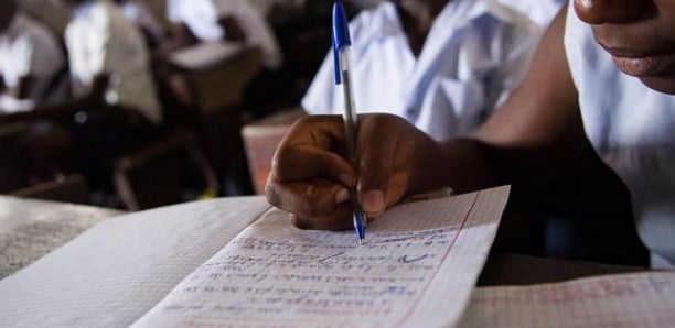 Image de Études/Devoirs. Après trois mois de vacances, les élèves sénégalais ont rejoint leurs salles de classe, trois jours après leurs enseignants. Pour 2023-2024, le Sénégal enregistre 4,002,044 élèves, dont 2,7 millions dans le secteur public. Ils sont encadrés par 101,413 enseignants répartis entre l'élémentaire et le moyen-secondaire, le tout au sein de 14,325 écoles et établissements. Malheureusement, 318 de ces établissements ont été touchés par des inondations. L'État s'est engagé à traiter ce problème rapidement, parmi 18 mesures pour une rentrée sans problème. Les mesures incluent également le recrutement d'enseignants et la fourniture de matériel scolaire. Comment l'État compte-t-il financer ces mesures ambitieuses?