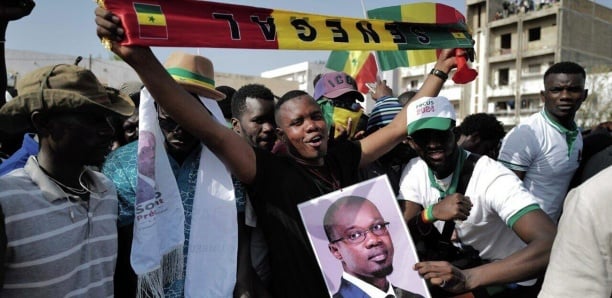 Image de Société. Au Sénégal, une marée de manifestants s'est rassemblée en masse pour exiger la libération de ce qu'ils considèrent comme des "détenus politiques" qui ont été appréhendés lors des troubles récents qui ont secoué le pays. Sous le slogan "Libérez Sonko", "Libérez les otages", et "à bas la dictature", les manifestants se sont fait entendre dans les rues de la banlieue de Dakar, faisant résonner les vuvuzelas, les sifflets, et les klaxons. Quelques-uns ont même brandi des drapeaux russes, signe de protestation et de défi face à ce qu'ils perçoivent comme une atteinte à leurs droits. L'initiative de cette manifestation émane du "Mouvement des forces vives du Sénégal F24", un collectif qui réunit des dizaines d'organisations politiques et de défense des droits. Elle constitue l'une des rares manifestations autorisées par les autorités depuis le début des troubles en juin, qui ont été déclenchés par la condamnation de l'opposant Ousmane Sonko dans une affaire de mœurs. Ces événements ont été les plus graves que le pays ait connus depuis des années. Le ministre de la Justice avait initialement déclaré qu'environ 500 personnes étaient en détention en lien avec les troubles survenus en 2023, tandis que le parti de l'opposant Sonko évaluait à plus de 1 000 le nombre de "prisonniers politiques". Cette divergence dans les chiffres témoigne de la controverse entourant cette question sensible. "Je suis venu pour exiger la libération de tous les détenus politiques. On ne veut plus d'une justice à deux vitesses", a affirmé Birame Gueye, un homme de 61 ans, propriétaire d'une entreprise de location de voitures. Ses paroles reflètent un sentiment partagé par de nombreux manifestants, qui réclament une justice équitable pour tous les citoyens. Parmi la foule, certains portaient des pancartes à l'effigie d'Ousmane Sonko, l'opposant emprisonné depuis la fin du mois de juillet sous plusieurs chefs d'accusation, dont "appel à l'insurrection". Son état de santé est actuellement très préoccupant, car il a récemment entamé une grève de la faim et est hospitalisé dans un état "très faible" dans un service de réanimation d'un hôpital de Dakar, selon l'un de ses avocats. Mamadou Mbodj, le coordinateur de F24, a exprimé sa préoccupation en déclarant : "Il y a un gouvernement qui donne l'impression de vouloir la mort de Sonko, qui ne montre aucune humanité face à sa souffrance. Faire d'Ousmane Sonko un martyr ne leur servira à rien." Ces propos témoignent du climat de tension qui règne au Sénégal, où les divisions politiques et les contentieux judiciaires ont des répercussions sur la santé et la sécurité des individus. En toile de fond, se profile l'ombre des élections présidentielles prévues pour février 2024. Ousmane Sonko, âgé de 49 ans et arrivé en troisième position à l'élection présidentielle de 2019, accuse le président Macky Sall de vouloir l'écarter du scrutin en utilisant des procédures judiciaires. Le président Sall, qui a été élu en 2012 pour un mandat de sept ans et réélu en 2019 pour cinq ans, a annoncé en juillet qu'il ne se représenterait pas. Ce climat tendu soulève une question cruciale : comment le Sénégal peut-il garantir des élections libres, équitables et transparentes en février 2024, alors que les tensions politiques, les manifestations et la détention d'opposants majeurs continuent de peser sur la situation ? Comment le pays peut-il rétablir la confiance du public dans son système judiciaire et sa capacité à garantir la justice et la protection des droits de l'homme ? Les prochains mois seront déterminants pour l'avenir du Sénégal et de sa démocratie naissante.