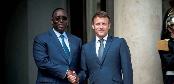 Image de Politique. La rencontre entre le Président Macky Sall du Sénégal et le Président français Emmanuel Macron à l'Élysée cet après-midi a suscité l'attention en mettant en lumière une série de questions cruciales, tant au niveau bilatéral qu'international. Les échanges entre les deux chefs d'État ont abordé une variété de sujets, dont le Train Express Régional (TER), qui est devenu un symbole de la coopération entre les deux pays. Le TER, projet phare de coopération bilatérale, a été au cœur des discussions. Il s'agit d'une infrastructure de transport ferroviaire qui a renforcé la connectivité entre Dakar et sa banlieue, améliorant ainsi la mobilité des citoyens et favorisant le développement économique dans la région. La coopération entre le Sénégal et la France dans ce domaine témoigne de l'engagement des deux nations à promouvoir des infrastructures essentielles au bénéfice des citoyens et de l'économie. Outre les questions bilatérales, les Présidents Sall et Macron ont également exploré des sujets d'intérêt commun à l'échelle continentale et mondiale. L'Afrique a été au cœur des discussions, compte tenu des enjeux importants qui y sont liés, notamment le développement économique, la stabilité régionale et la gouvernance. Les deux dirigeants ont probablement discuté de l'importance de renforcer la coopération entre l'Afrique et l'Europe, en vue de promouvoir la paix et la prospérité sur le continent africain. Sur la scène internationale, la discussion a sans doute porté sur le suivi du Sommet de Paris pour un nouveau Pacte financier mondial. Ce sommet, qui s'est tenu en juin 2023 à Paris, a réuni un grand nombre de pays, d'organisations internationales et d'institutions financières, ainsi que des représentants de la société civile. L'objectif était de proposer des réformes visant à améliorer le système financier international, à protéger les biens publics mondiaux, à préserver l'environnement et à garantir un accès aux financements à faible coût pour les pays les plus démunis. Le sommet de Paris a été une étape importante dans la recherche de solutions aux problèmes économiques mondiaux. Les dirigeants du monde entier se sont réunis pour discuter de la manière de créer un système financier plus équitable, qui tienne compte des besoins des pays en développement et de la protection de l'environnement. Les discussions ont porté sur des questions telles que la réforme des institutions financières internationales, la réduction de la dette des pays pauvres, et la promotion de l'investissement dans des domaines essentiels tels que la santé et l'éducation. La présence du Sénégal à ce sommet souligne l'engagement du pays envers la coopération internationale et la recherche de solutions aux défis mondiaux. Le Sénégal, en tant que nation africaine en développement, a un intérêt particulier à s'impliquer dans les discussions sur la réforme du système financier international, car cela peut avoir un impact direct sur sa capacité à mobiliser des ressources pour son développement. La question qui se pose à la suite de cette rencontre entre les Présidents Macky Sall et Emmanuel Macron est la suivante : quelles actions concrètes découleront de ces discussions et de cet engagement en faveur d'une coopération bilatérale et internationale plus étroite ? Comment les engagements pris lors du Sommet de Paris seront-ils mis en œuvre et quels seront les effets sur les économies nationales, en particulier dans les pays en développement comme le Sénégal ? Ces questions soulignent l'importance de suivre de près les développements à venir et de veiller à ce que les promesses se traduisent en actions positives pour le bien de tous.