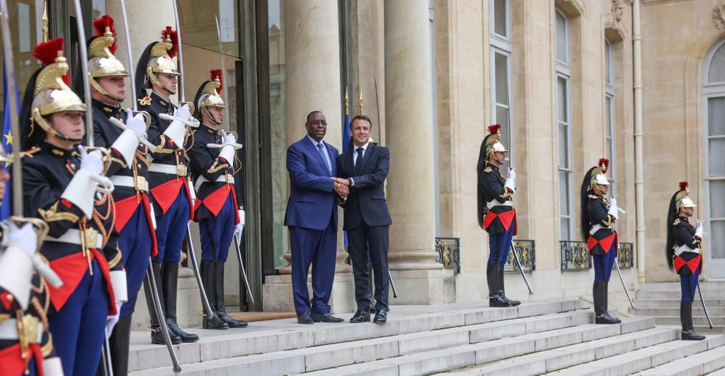 Deuxième Image de Politique. La rencontre entre le Président Macky Sall du Sénégal et le Président français Emmanuel Macron à l'Élysée cet après-midi a suscité l'attention en mettant en lumière une série de questions cruciales, tant au niveau bilatéral qu'international. Les échanges entre les deux chefs d'État ont abordé une variété de sujets, dont le Train Express Régional (TER), qui est devenu un symbole de la coopération entre les deux pays. Le TER, projet phare de coopération bilatérale, a été au cœur des discussions. Il s'agit d'une infrastructure de transport ferroviaire qui a renforcé la connectivité entre Dakar et sa banlieue, améliorant ainsi la mobilité des citoyens et favorisant le développement économique dans la région. La coopération entre le Sénégal et la France dans ce domaine témoigne de l'engagement des deux nations à promouvoir des infrastructures essentielles au bénéfice des citoyens et de l'économie. Outre les questions bilatérales, les Présidents Sall et Macron ont également exploré des sujets d'intérêt commun à l'échelle continentale et mondiale. L'Afrique a été au cœur des discussions, compte tenu des enjeux importants qui y sont liés, notamment le développement économique, la stabilité régionale et la gouvernance. Les deux dirigeants ont probablement discuté de l'importance de renforcer la coopération entre l'Afrique et l'Europe, en vue de promouvoir la paix et la prospérité sur le continent africain. Sur la scène internationale, la discussion a sans doute porté sur le suivi du Sommet de Paris pour un nouveau Pacte financier mondial. Ce sommet, qui s'est tenu en juin 2023 à Paris, a réuni un grand nombre de pays, d'organisations internationales et d'institutions financières, ainsi que des représentants de la société civile. L'objectif était de proposer des réformes visant à améliorer le système financier international, à protéger les biens publics mondiaux, à préserver l'environnement et à garantir un accès aux financements à faible coût pour les pays les plus démunis. Le sommet de Paris a été une étape importante dans la recherche de solutions aux problèmes économiques mondiaux. Les dirigeants du monde entier se sont réunis pour discuter de la manière de créer un système financier plus équitable, qui tienne compte des besoins des pays en développement et de la protection de l'environnement. Les discussions ont porté sur des questions telles que la réforme des institutions financières internationales, la réduction de la dette des pays pauvres, et la promotion de l'investissement dans des domaines essentiels tels que la santé et l'éducation. La présence du Sénégal à ce sommet souligne l'engagement du pays envers la coopération internationale et la recherche de solutions aux défis mondiaux. Le Sénégal, en tant que nation africaine en développement, a un intérêt particulier à s'impliquer dans les discussions sur la réforme du système financier international, car cela peut avoir un impact direct sur sa capacité à mobiliser des ressources pour son développement. La question qui se pose à la suite de cette rencontre entre les Présidents Macky Sall et Emmanuel Macron est la suivante : quelles actions concrètes découleront de ces discussions et de cet engagement en faveur d'une coopération bilatérale et internationale plus étroite ? Comment les engagements pris lors du Sommet de Paris seront-ils mis en œuvre et quels seront les effets sur les économies nationales, en particulier dans les pays en développement comme le Sénégal ? Ces questions soulignent l'importance de suivre de près les développements à venir et de veiller à ce que les promesses se traduisent en actions positives pour le bien de tous.