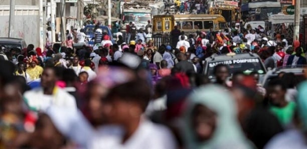 Image de Société. Le recensement 2023 de la population sénégalaise réalisé par l'Agence nationale de la statistique et de la démographie (Ansd) a révélé des données fascinantes sur la répartition de la population à travers les différents départements du pays. L'un des faits les plus remarquables à en ressortir est que le département de Dakar, bien qu'étant la capitale du Sénégal et un centre économique majeur, n'est pas le département le plus densément peuplé du pays. Selon les chiffres de l'Ansd, c'est le département de Mbacké qui détient le titre du département le plus peuplé du Sénégal, avec une population de 1 359 757 habitants. Dakar arrive en deuxième position, avec une population de 1 182 416 habitants. Cela signifie que Mbacké devance Dakar de 177 341 habitants, une donnée surprenante qui remet en question certaines idées préconçues sur la répartition de la population au Sénégal. Le département de Mbour occupe la troisième place en termes de population, avec un total de 937 189 habitants, suivi de près par le département de Rufisque, qui compte 822 105 habitants. L'Ansd souligne également que la population de la vieille ville de Rufisque a connu une augmentation significative, avec une croissance de 68% entre 2013 et 2023. Cette expansion rapide peut être le résultat de divers facteurs, tels que l'urbanisation, les opportunités économiques, et les migrations internes. D'un autre côté, il n'est pas surprenant de constater que les départements situés dans les zones frontalières du Sénégal sont les moins peuplés. Parmi ces départements, on peut citer Salémata, avec une population de 28 111 habitants, Oussouye, qui compte 52 883 habitants, Saraya, avec 92 912 habitants, et Ranérou, qui enregistre une population de 103 283 habitants. Cette disparité dans la densité de population peut être attribuée à plusieurs facteurs, notamment la géographie, les opportunités économiques, et l'accès aux services de base. L'importance de ces données réside dans leur capacité à éclairer la prise de décisions et la planification du développement à l'échelle locale et nationale. Comprendre la répartition de la population est essentiel pour allouer efficacement les ressources, améliorer les infrastructures, et répondre aux besoins des communautés dans les différentes régions du Sénégal. Il est également crucial pour élaborer des politiques publiques qui tiennent compte des disparités régionales et visent à réduire les inégalités. En outre, ces chiffres mettent en évidence le dynamisme démographique du Sénégal. La croissance de la population, en particulier dans les zones urbaines, est un facteur clé qui influence les défis et les opportunités auxquels le pays est confronté. Il est donc essentiel de surveiller de près ces tendances démographiques et de les intégrer dans la planification du développement à long terme. Dans le contexte de l'évolution rapide de la population sénégalaise, il est important de se poser la question suivante : Comment le Sénégal peut-il mettre en place des politiques et des programmes qui favorisent un développement équilibré, inclusif et durable, tout en tenant compte des variations de densité de population entre les régions ?