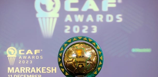 Image de Football. La CAF (Confédération Africaine de Football) a récemment levé le voile sur la liste des nominés pour les catégories masculines des CAF Awards 2023, suscitant l'excitation et l'anticipation chez les amateurs de football à travers le continent africain. Les CAF Awards, tenus chaque année pour honorer les acteurs les plus brillants du football africain, sont un moment de célébration et de reconnaissance des performances exceptionnelles des joueurs, des entraîneurs, des équipes nationales et des clubs du continent. Parmi les nominés, il est impossible de ne pas remarquer la présence marquée du Sénégal, qui a réussi à placer pas moins de onze de ses talents en lice pour diverses récompenses individuelles. Ces onze Sénégalais représentent l'élite du football africain et sont des prétendants sérieux pour les distinctions prestigieuses qui seront décernées lors de la cérémonie des CAF Awards 2023. Le trophée le plus convoité est celui du "Joueur de l'Année", et cette année encore, le Sénégal est en position de force pour décrocher cette récompense. Sadio Mané, l'une des stars mondiales et l'actuel titulaire du trophée, fait naturellement partie des nominés. Il est rejoint par son compatriote Pape Matar Sarr, un jeune prodige qui a impressionné les observateurs du football par sa maturité et son talent sur le terrain. La concurrence sera féroce pour ce titre, mais les chances du Sénégal sont solides avec ces deux joueurs de calibre mondial dans la course. Le Sénégal est également bien représenté dans d'autres catégories. Le trophée du "Meilleur Technicien" met en vedette Aliou Cissé et Pape Thiaw, deux entraîneurs sénégalais qui ont su faire briller leurs équipes respectives avec leur expertise et leur leadership. Les jeunes talents sénégalais sont également à l'honneur aux CAF Awards 2023. Amara Diouf, Lamine Camara, Pape Demba Diop et Papa Amadou Diallo sont en lice pour le trophée du "Meilleur Jeune Joueur". Ces joueurs incarnent l'avenir du football sénégalais et africain, et leur présence parmi les nominés est une reconnaissance de leur potentiel exceptionnel. En ce qui concerne le trophée du "Meilleur Gardien", le Sénégal peut compter sur la présence d'Edouard Mendy, Pape Mamadou Sy et Landing Badji. Ces gardiens ont démontré leur habileté à garder les filets inviolés et à effectuer des arrêts cruciaux tout au long de la saison, méritant ainsi leur place parmi les meilleurs gardiens d'Afrique. Outre les distinctions individuelles, le Sénégal concourt également pour le trophée de "Meilleure Sélection d'Afrique". Cette catégorie célèbre l'excellence collective de l'équipe nationale sénégalaise et l'impact qu'elle a eu sur la scène internationale. Le Sénégal a montré une constance impressionnante ces dernières années et a été un prétendant sérieux lors des compétitions majeures, ce qui en fait un prétendant de choix pour ce prix. La cérémonie annuelle de remise des prix des CAF Awards 2023 aura lieu le 11 décembre à Marrakech, au Maroc. Cette soirée prestigieuse réunira les stars du football africain, les dirigeants, les entraîneurs et les amateurs du sport, créant ainsi un environnement propice à la célébration de l'excellence. La liste des nominés est impressionnante et reflète la diversité du talent africain dans le monde du football. Des joueurs de différentes nations et clubs ont été reconnus pour leurs performances exceptionnelles au cours de l'année, ce qui montre que le football africain est en constante évolution et en pleine croissance. Ramy Bensebaini (Algérie et Borussia Dortmund), Riyad Mahrez (Algérie et Al Ahli), Edmond Tapsoba (Burkina Faso et Bayer Leverkusen), Andre-Frank Zambo Anguissa (Cameroun et SSC Napoli), Vincent Aboubacar (Cameroun et Besiktas), Ibrahima Sangare (Cote d’Ivoire et Nottingham Forest), Seko Fofana (Cote d’Ivoire et Al Nassr), Chancel Mbemba (RD Congo et Olympique Marseille), Fiston Mayele (RD Congo et Pyramids), Mahmoud Abdel Moneim “Kahraba” (Egypte et Al Ahly), Mohamed Abdelmonem (Egypte et Al Ahly), Mohamed ElShenawy (Egypte et Al Ahly), Mohamed Salah (Egypte et Liverpool), Mohammed Kudus (Ghana et West Ham United), Thomas Partey (Ghana et Arsenal), Serhou Guirassy (Guinée et VfB Stuttgart), Yves Bissouma (Mali et Tottenham Hotspur), Achraf Hakimi (Maroc et Paris Saint-Germain), Azzedine Ounahi (Maroc et Olympique Marseille), Hakim Ziyech (Maroc et Galatasaray), Sofyan Amrabat (Maroc et Manchester United), Yahya Jabrane (Maroc et Wydad Athletic Club), Yassine Bounou (Maroc et Al Hilal), Youssef En-Nesyri (Maroc et Séville), Peter Shalulile (Namibie et Mamelodi Sundowns), Victor Osimhen (Nigeria et SSC Napoli), Sadio Mane (Sénégal et Al Nassr), Pape Matar Sarr (Sénégal et Tottenham Hotspur), Percy Tau (Afrique du Sud et Al Ahly), Mohamed Ali Ben Romdhane (Tunisie and Ferencvaros) - autant de noms prestigieux qui sont autant de prétendants au titre de "Joueur de l'Année". Le titre de "Gardien de But de l'Année" est également très convoité, avec des gardiens de renom tels que Mohamed ElShenawy (Egypte et Al Ahly), Yassine Bounou (Maroc & Al Hilal), Andre Onana (Cameroun et Manchester United), Ronwen Williams (Afrique du Sud et Mamelodi Sundowns), Edouard Mendy (Sénégal et Al Ahli), Oussama Benbot (Algérie et USM Alger), Youssef El Motie (Maroc et Wydad Athletic Club), Djigui Diarra (Mali et Young Africans), Pape Mamadou Sy (Séné