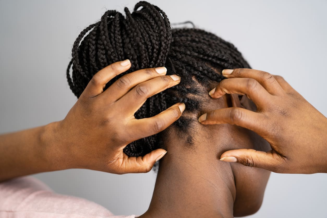 Image de Entre filles. Au Sénégal, les perruques en cheveux naturels sont devenues une véritable obsession pour de nombreuses femmes, en particulier les jeunes filles. Le désir d'avoir une belle chevelure bien fournie est omniprésent, et pour atteindre cet objectif, elles sont prêtes à investir considérablement. Ces perruques coûtent souvent très cher, mais pour beaucoup de femmes, c'est un investissement qui en vaut la peine. Le marché des perruques en cheveux naturels au Sénégal est florissant, avec un large éventail de modèles, de textures et de couleurs disponibles. Cependant, ces perruques sont souvent onéreuses, ce qui peut constituer un obstacle pour de nombreuses femmes à faible revenu. Pour remédier à ce problème, certaines femmes optent pour la location de perruques pour des occasions spéciales, comme les mariages ou les cérémonies. Le marché de la location de perruques La location de perruques est devenue une option populaire pour celles qui ne peuvent pas se permettre d'acheter une perruque en cheveux naturels. Les salons de coiffure et les boutiques de perruques proposent un large choix de modèles à la location, ce qui permet aux clientes de changer de look pour des événements spéciaux sans dépenser une fortune. Le prix de la location dépend de la durée pendant laquelle la perruque sera portée et peut varier de 15 000 à 50 000 FCFA (Francs CFA). Cependant, les propriétaires de salons de location de perruques doivent prendre des précautions pour éviter les fraudes. Beaucoup de femmes sont prêtes à tout pour paraître élégantes, et certains salons ont signalé des cas de vols ou d'abus de confiance de la part de clientes malhonnêtes. Pour prévenir de telles situations, certains propriétaires exigent une pièce d'identité et un acompte, en plus du paiement de la location. Les perruques en cheveux naturels sont un objet de convoitise La popularité des perruques en cheveux naturels a conduit à une hausse des cas de vol et d'escroquerie. Les femmes qui souhaitent arborer une belle perruque pour des occasions spéciales sont prêtes à tout pour en obtenir une, même si cela signifie voler ou tromper les vendeurs. Les cas de fraude et d'arnaque sont devenus monnaie courante sur le marché des perruques en cheveux naturels, ce qui oblige les propriétaires de boutiques à prendre des mesures de sécurité supplémentaires pour protéger leur entreprise. Les perruques en cheveux naturels coûtent cher, mais pour de nombreuses femmes, elles sont un symbole de beauté et d'élégance. La demande pour ces perruques est en constante augmentation, ce qui en fait un marché lucratif pour les propriétaires de boutiques et de salons de coiffure. Cependant, il est essentiel de maintenir un équilibre entre la disponibilité de ces produits et la prévention de la fraude pour garantir que toutes les femmes aient la possibilité de se sentir belles et confiantes. En fin de compte, les perruques en cheveux naturels sont bien plus qu'un simple accessoire de beauté au Sénégal. Elles sont un symbole de confiance en soi et de fierté, permettant aux femmes de s'exprimer et de se sentir belles. Cependant, il est essentiel de faire preuve de vigilance pour prévenir les actes de vol et d'escroquerie qui ont augmenté sur le marché des perruques en cheveux naturels. Alors que la demande pour ces perruques continue de croître, il est crucial de trouver des moyens d'assurer la disponibilité de ces produits tout en protégeant les propriétaires de boutiques et de salons de coiffure contre les actes de fraude. Comment les autorités et les acteurs de l'industrie des perruques peuvent-ils collaborer pour créer un environnement sûr et équitable pour toutes les femmes qui souhaitent se procurer une perruque en cheveux naturels ?